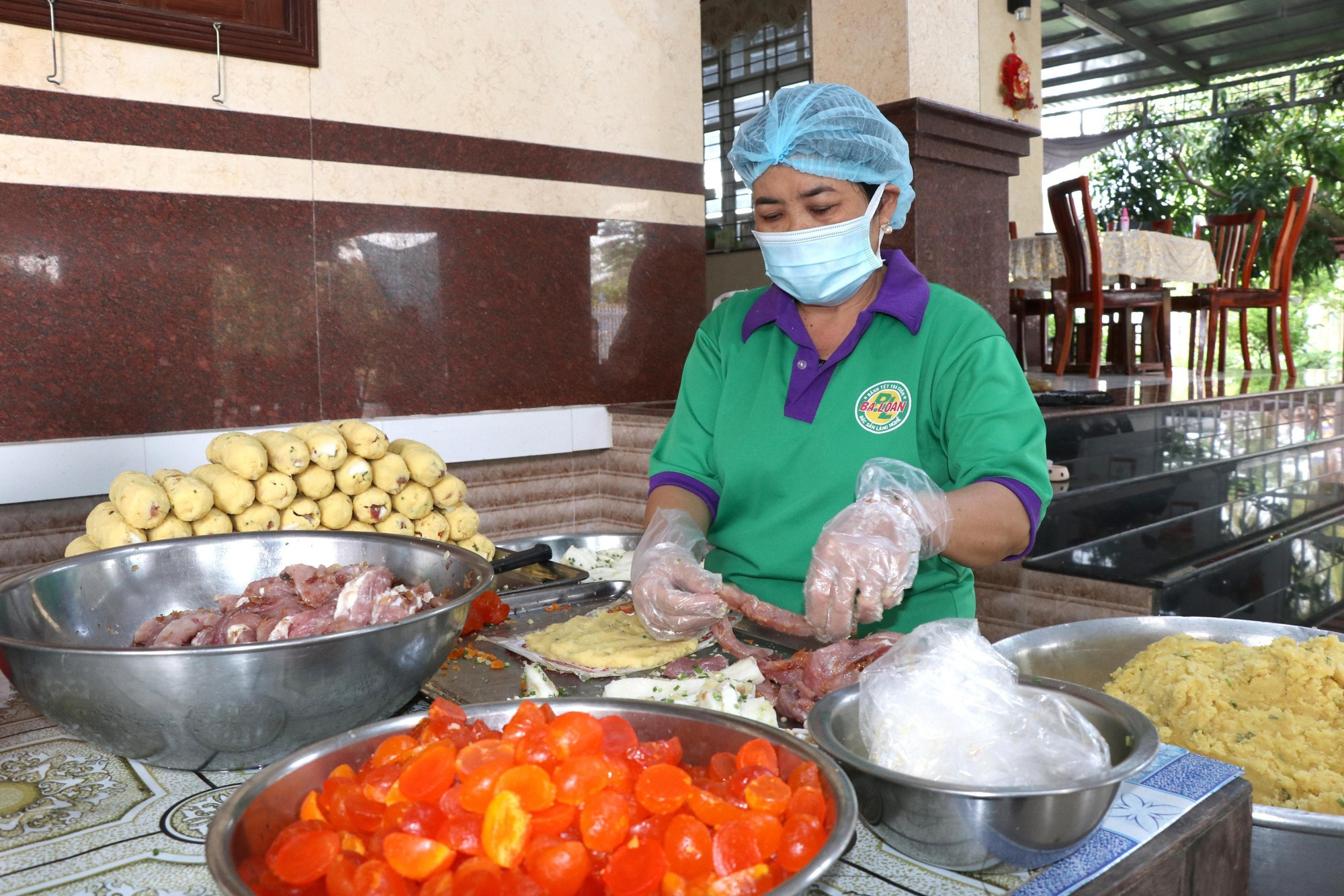 អ្នកស្រី ម៉ាយ ធីហ្វាងឡន ម្ចាស់សិប្បកម្មធ្វើនំអន្សម បាឡន នៅភូមិសិប្បកម្មធ្វើនំអន្សម ត្រាកួន កំពុងរៀបចំស្នូលនំអន្សម banh-tet-1.jpg