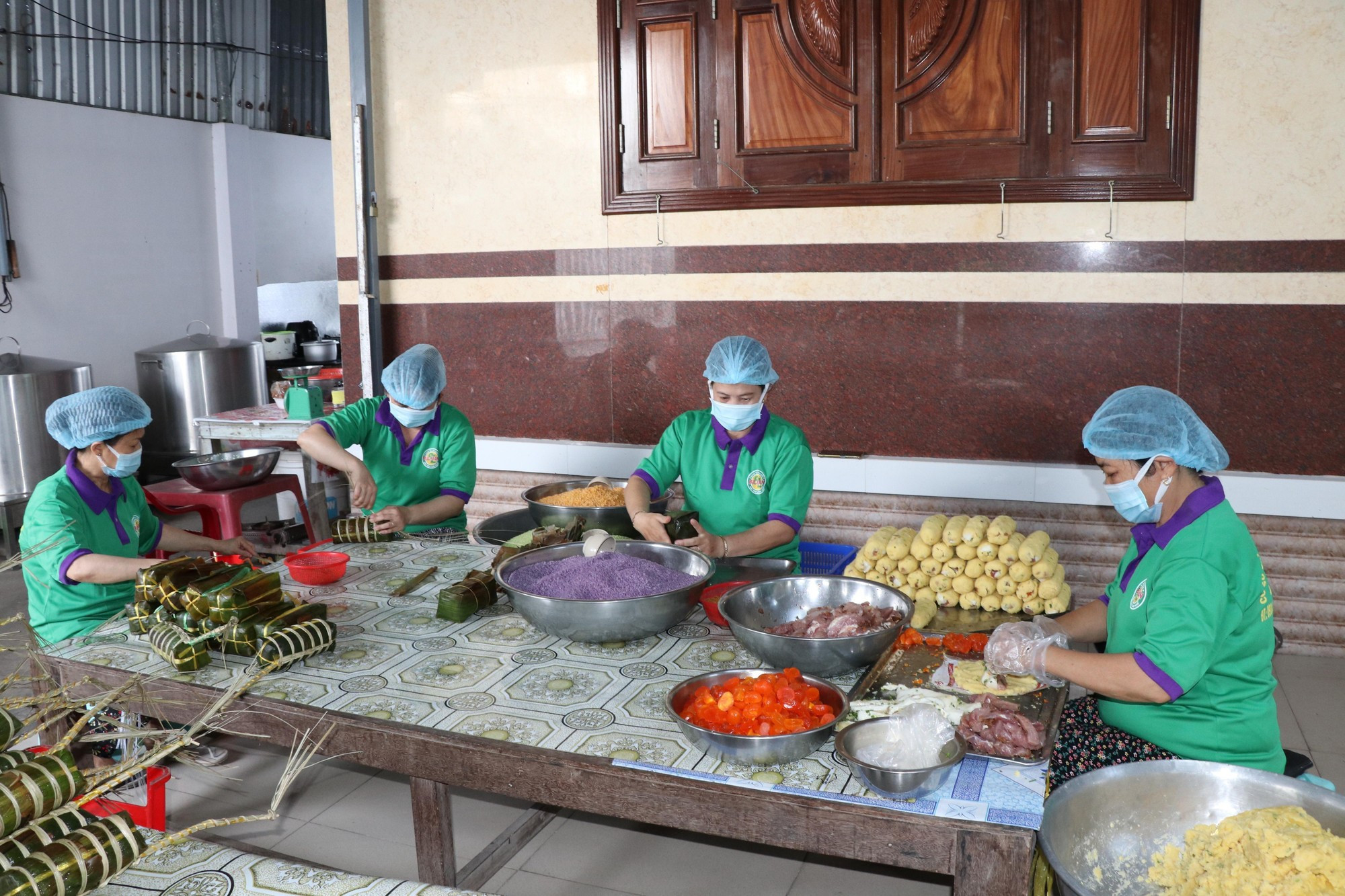 ពលករកំពុងវេចនំអន្សមនៅសិប្បកម្មធ្វើនំអន្សម បាឡន ក្នុងភូមិសិប្បកម្មធ្វើនំអន្សម ត្រាកួន banh-tet-2.jpg