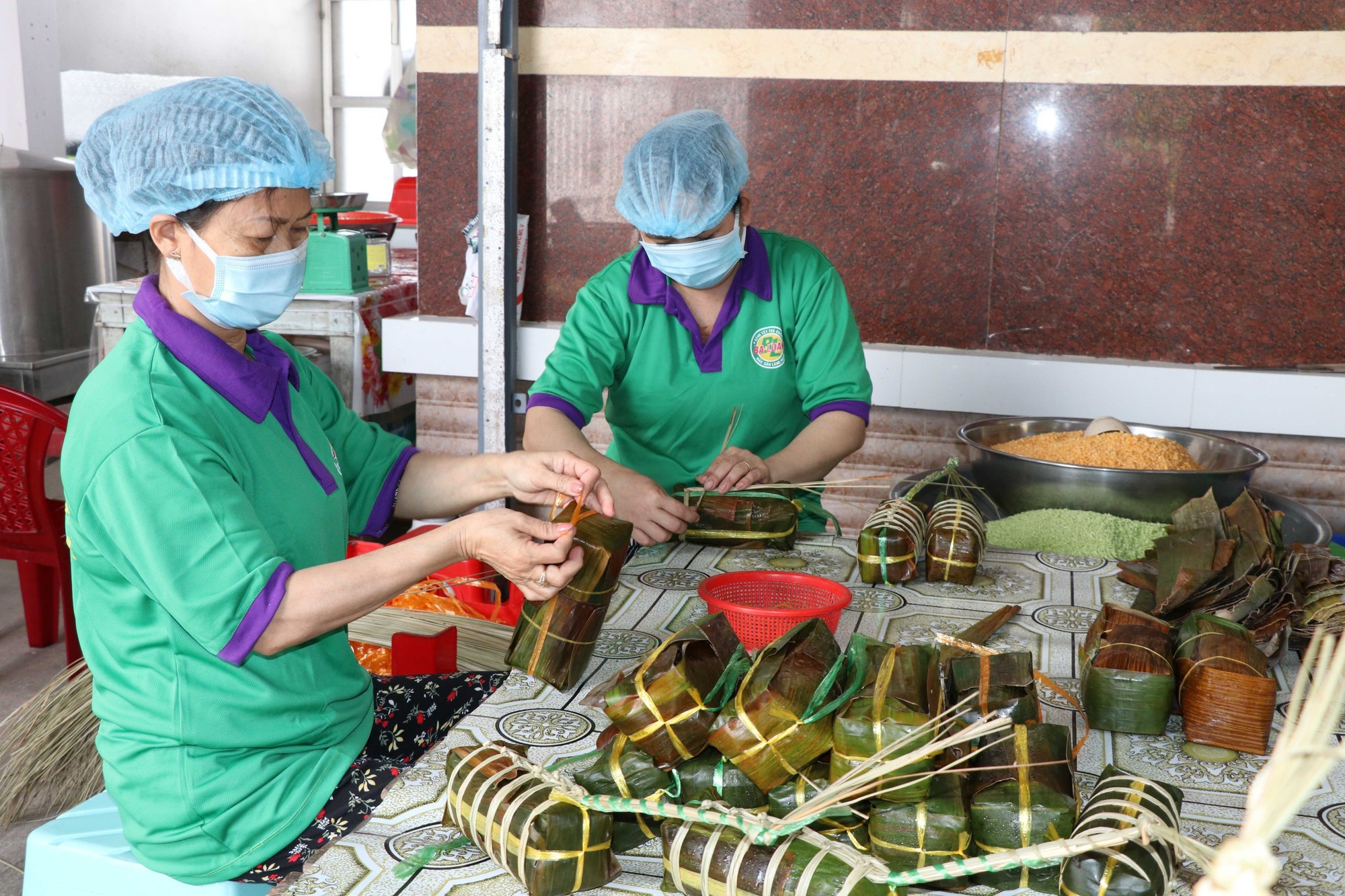 ពលករកំពុងវេចនំអន្សមនៅសិប្បកម្មធ្វើនំអន្សម បាឡន ក្នុងភូមិសិប្បកម្មធ្វើនំអន្សម ត្រាកួន banh-tet-3.jpg