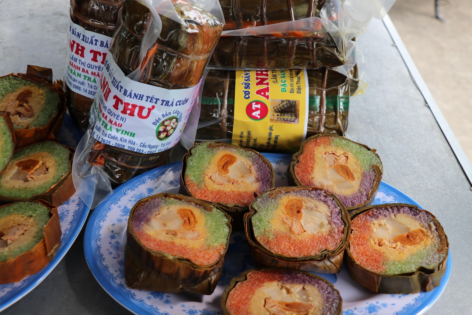 នំអន្សមបីពណ៌នៃសិប្បកម្មធ្វើនំអន្សម អាញ់ធឺ ក្នុងភូមិសិប្បកម្មធ្វើនំអន្សម ត្រាកួន banh-tet-5.jpg