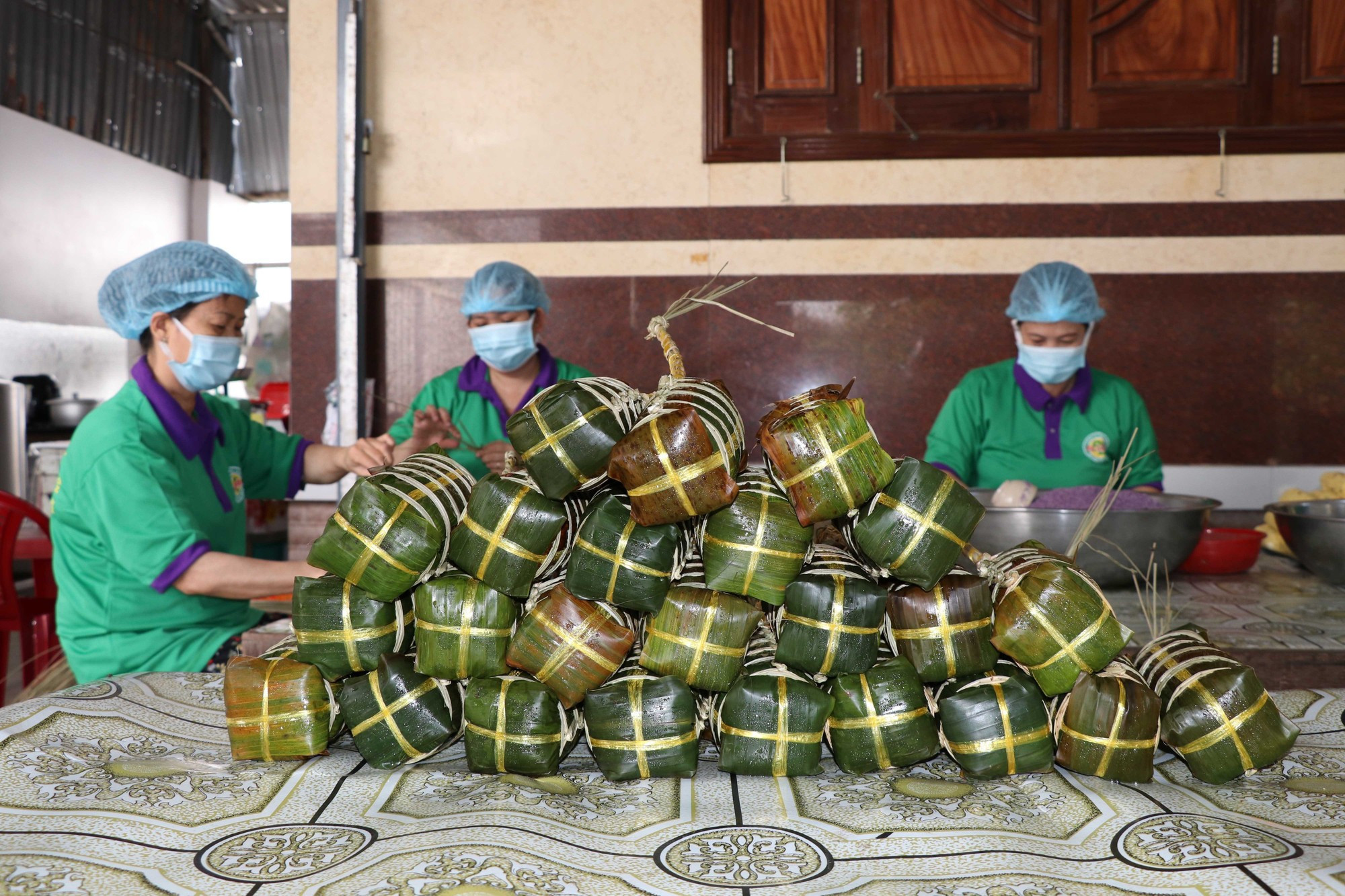 នំអន្សមបន្ទាប់ពីត្រូវបានវេចហើយនឹងយកទៅចម្អិនក្នុងរយៈពេលពី ៩ ទៅ ១០ ម៉ោង banh-tet-4.jpg