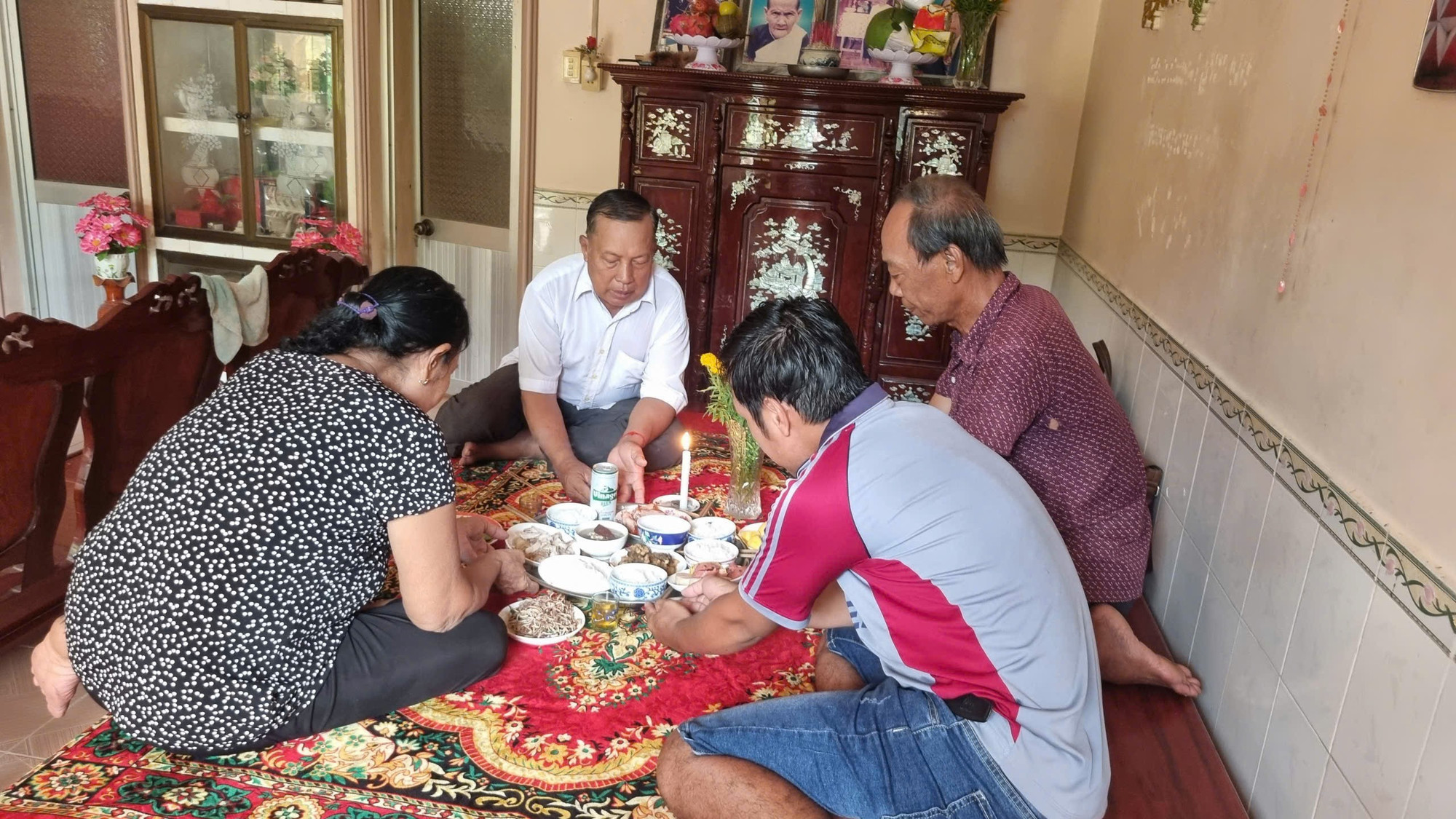ពិធីសែនជូនដូនតានៅតាមគេហដ្ឋាននីមួយៗ និងតាមតំបន់ផ្សេងៗ z7041312652614-418520c841379dac4c140e2e1bf31741.jpg