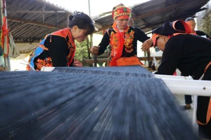 ដ៏វិសេសវិសាលនៃបច្ចេកទេសរវៃអំបោះរបស់នារីជនជាតិ យ៉ាវ នៅខេត្ត ឡាយចូវ