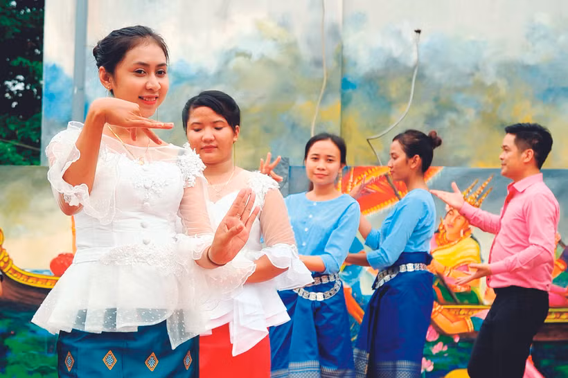 យុវនារី ខ្មែរ សម្តែងចង្វាក់របាំប្រពៃណីនៅភូមិវប្បធម៌ទេសចរណ៍ ខ្មែរ នៅឃុំ លឿងហ្វា ស្រុក ចូវថាញ់ (ខេត្ត ត្រាវិញ)