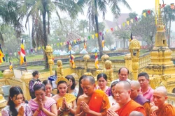 នាថ្ងៃទី ១៥ ខែ មេសា ឆ្នាំ ២០២៣ នៅភូមិវប្បធម៌ទេសចរណ៍បណ្តាជនជាតិ វៀតណាម (ហាណូយ) បងប្អូនជនជាតិ ខ្មែរ រៀបចំបង្ហាញពិធីបុណ្យចូលឆ្នាំថ្មីឡើងវិញ