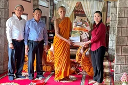 លោកស្រី ទ្រឿងធីង៉ុកអាញ់ អនុប្រធានគណៈកម្មាធិការមជ្ឈិមរណសិរ្សមាតុភូមិ វៀតណាម អញ្ជើញប្រគេន ទេយ្យវត្ថុដល់ ព្រះសង្ឃវត្ត ស្រឡូង (ឃុំ លឿងភី ស្រុក ទ្រីតូន ខេត្ត អានយ៉ាង)