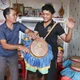សិប្បករ ថាច់ ទុង បង្រៀនពីរបៀបវាយស្គរឆៃយ៉ាំ ដល់ ថាច់ សែន ជាកូនប្រុសពៅក្នុងគ្រួសារ។