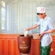 នៅប៉ុស្តិ៍ការពារព្រំដែន មឿងមឿន ស្រុក មឿងចា (ខេត្ត ដៀនបៀន) មុនម៉ោងដាំបាយម្តងៗ យុទ្ធជនក៏កើបអង្ករអស់មួយចានទុកដើម្បីចាក់ ចូលទៅក្នុង "ខាប់អង្ករយុទ្ធជន"