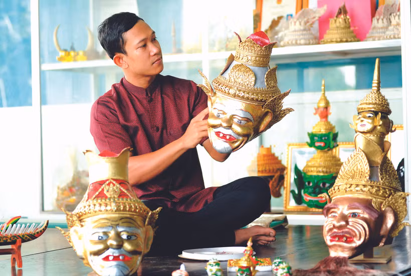 ថាច់ហ្វ៊ិញធឿង មានឃ្លាំងមកុដ របាំងមុខមួយពោរពេញទៅដោយអត្តសញ្ញាណវប្បធម៌ ខ្មែរ ណាមបូ ដែលច្នៃបង្កើតឡើងដោយដៃខ្លួនផ្ទាល