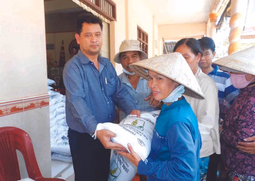 លោក លៀវ ទន់ឃឿង ជនជាតិ ខ្មែរ អនុប្រធានការិយាល័យជនជាតិស្រុក ធើយឡាយ (ទីក្រុង កឹនធើ) ជូនអំណោយដល់ក្រុមគ្រួសារបងប្អូនជនជាតិភាគតិចក្នុងឱកាសពិធីអំណរបុណ្យចូលឆ្នាំថ្មី