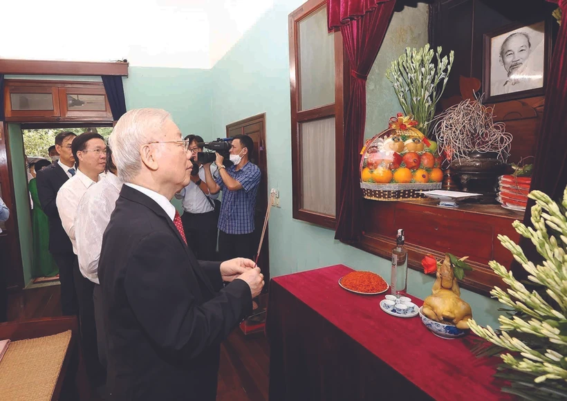 លោកអគ្គលេខាបក្ស ង្វៀន ភូត្រុង អញ្ជើញអុជធូបគោរពឧទ្ទិសវិញ្ញាណក្ខន្ធលោកប្រធាន ហូ ជីមិញ នៅអគារលេខ ៦៧
