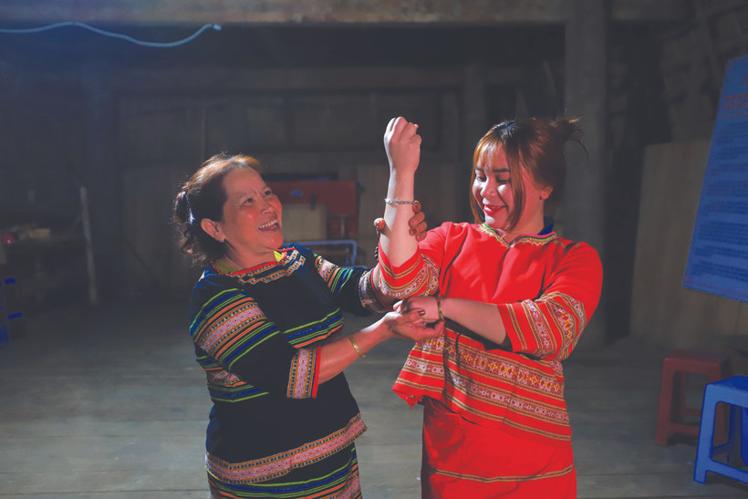 អ្នកស្រី អ៊ីលីម បង្ហាត់បង្រៀនចង្វាក់រាំរបស់ជនជាតិ  សេដាំង ឱ្យយុវជនយុវវ័យជំនាន់ក្រោយ