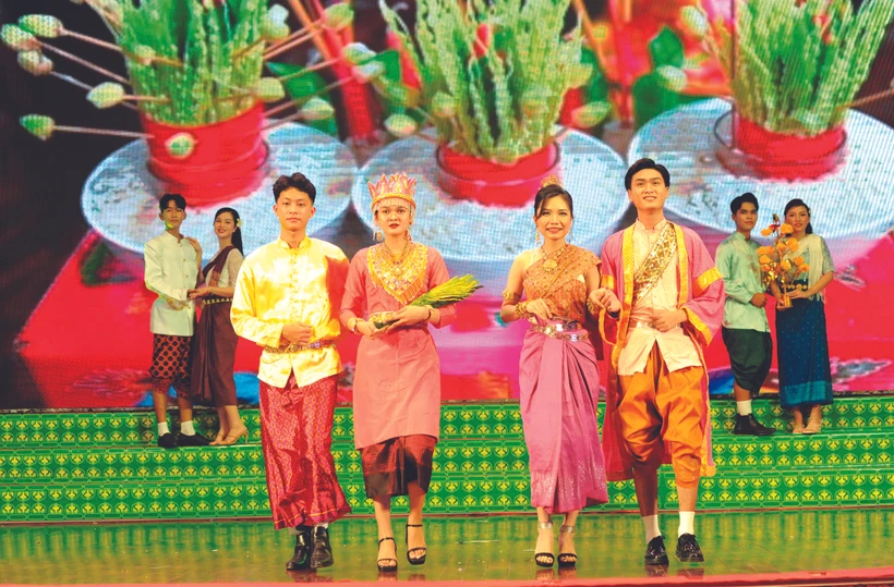 ការបង្ហាញម៉ូដសម្លៀកបំពាក់ជនជាតិ ខ្មែរ សម្រាប់ទៅវត្ត ពិធីមង្គលការ
