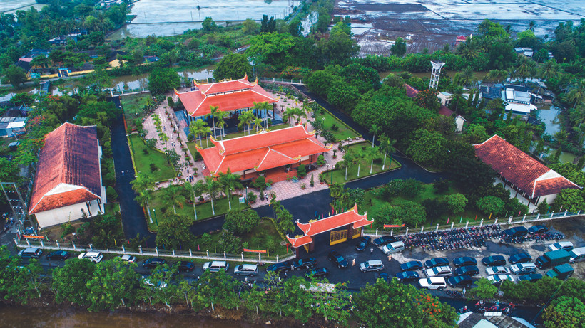 ទីសក្ការៈបូជា អ៊ំ ហូ នៅឃុំ ចូវធើយ - មោទនភាពរបស់បក្ខភាគ កងទ័ពនិងប្រជាជនខេត្ត បាកលៀវ និយាយរួមនិងរបស់ស្រុក វិញឡើយ និយាយដោយឡែក