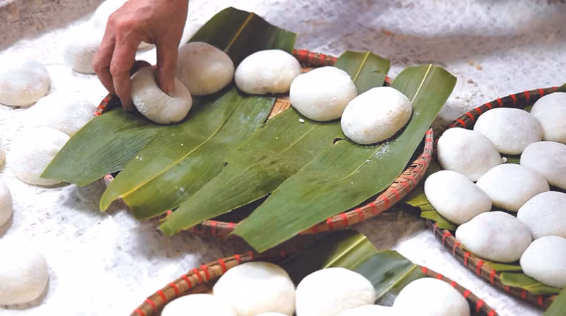 ជនជាតិ សានយីវ លុញនំ បាកដូវ រាងមូលៗ ដាក់ស្នូលនៅកណ្តាល សង្កត់អោយសំប៉ែត រួចរោយម្សៅមួយស្រទាប់ស្តើងនៅខាងក្រៅ