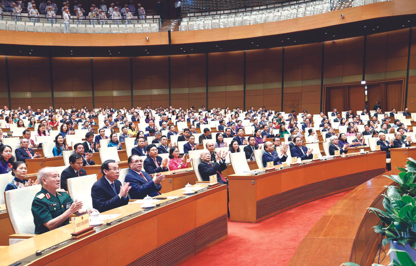 លោកអគ្គលេខាបក្ស ង្វៀន ភូត្រុង ព្រមជាមួយនឹងបណ្ដាសមមិត្តសមមិត្តនារីថ្នាក់ដឹកនាំអតីតថ្នាក់ដឹកនាំបក្ស រដ្ឋនិងប្រតិភូទាំងឡាយអញ្ជើញចូលរួមបិទសម័យប្រជុំលើកទី ៣ នៃរដ្ឋសភា នីតិកាលទី ១៥