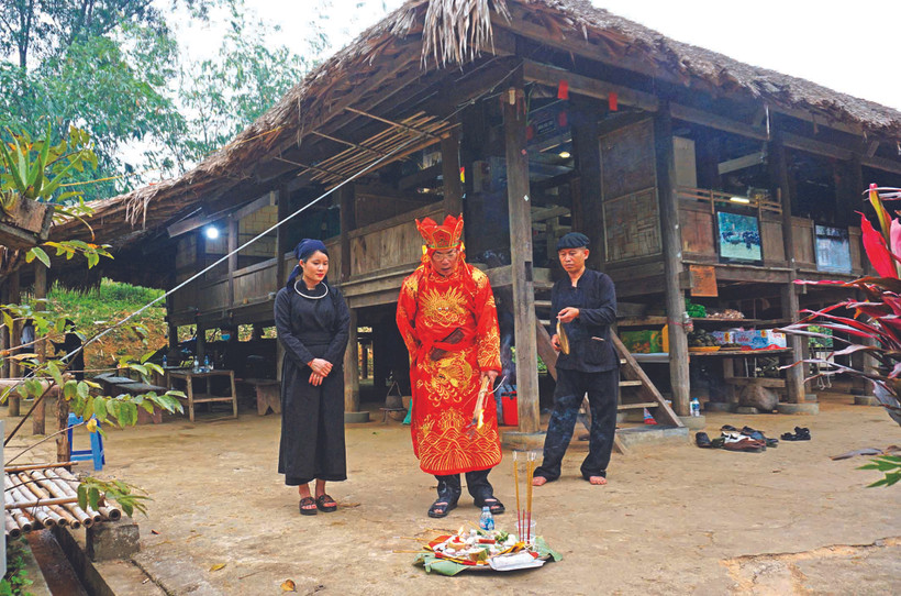 គ្រូសែនធ្វើពិធីកិច្ចបួងសួងសុំសេចក្តីសុខ សុំពរជ័យសិរីមង្គល