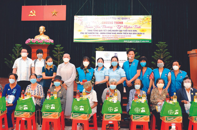 សមាគមសហព័ន្ធនារីខណ្ឌលេខ ៨ រួមជាមួយនឹងសប្បុរសជនអញ្ជើញប្រគល់អំណោយចូលឆ្នាំថ្មីជូនមនុស្សវ័យចំណាស់ដែលគ្មានទីពឹង ស្រ្តីពិការភ្នែកដែលមានស្ថានភាពលំបាកលំបិននៅលើភូមិសាស្ត្រ