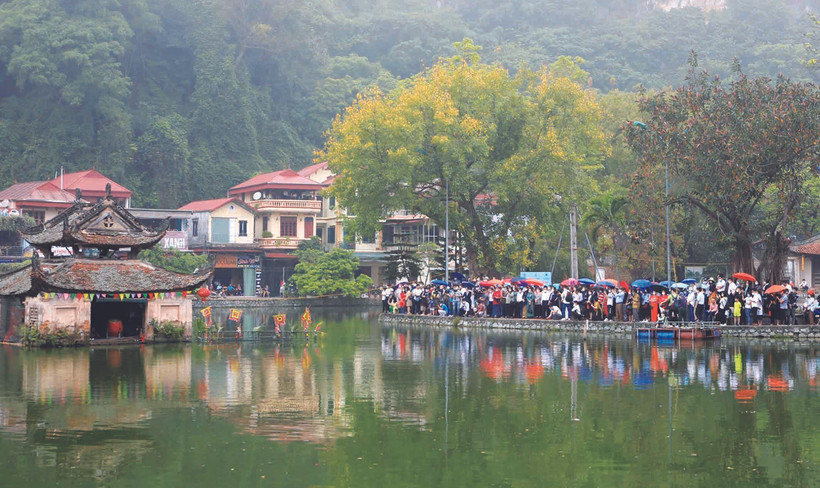 វត្ត ថី (ឃុំ សាយសឺន ស្រុក ក្វឹកអ្វាយ ហាណូយ) បានក្លាយជាគោលដៅទេសចរណ៍ខាងព្រលឹងវិញ្ញាណរបស់ប្រជាជនស្រុកទេស ដ្វយ តាំងពីប៉ុន្មានជំនាន់មកហើយ។ ទេសភាពស្រុកទេសពោរពេញទៅដោយមនោសញ្ចេតនាជាមួយរចនាប័ទ្មស្ថាបត្យកម្មដ៏ល្អឯកពោរពេញទៅដោយតម្លៃសាសនានិងប្រវត្តិសាស្រ្តបានរួមចំណែកបង