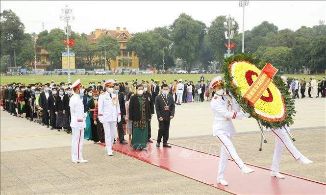 គណៈប្រតិភូដែលអញ្ជើញចូលរួមមហាសន្និបាតតំណាងបណ្តាជនជាតិភាគតិចទូទាំងប្រទេស វៀតណាម លើកទី ២ អញ្ជើញចូលមតកចេតិយគោរពវិញ្ញាណក្ខន្ធលោកប្រធាន​ ហូជីមិញ