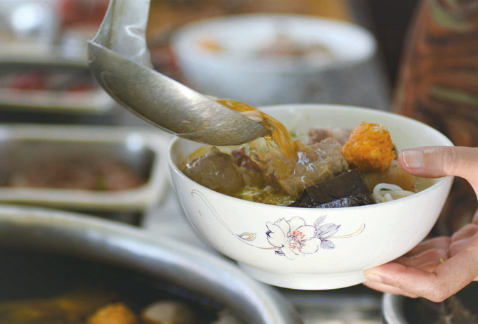 ចានគោមនំបញ្ចុកសាច់គោ ហ្វេ ជាការគួបផ្សំនៃចំណេះដឹងប្រជាប្រិយរាប់រយឆ្នាំឆ្លុះបញ្ចាំងដួងព្រលឹងយ៉ាងជ្រាលជ្រៅ របៀបរបបរស់នៅ និងវប្បធម៌ម្ហូបអាហាររបស់ប្រជាជន ហ្វេ at-1-3.jpg