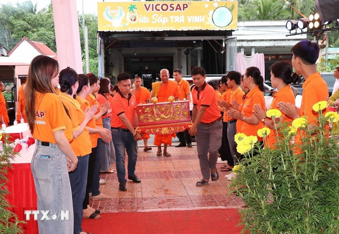 សារមន្ទីរដូងខ្ទិះត្រាវិញដង្ហែបញ្ជីបច្ឆាមរណៈកិត្តិយសមករក្សាទុក។ រូបថត៖ ថាញ់ហ្វា dua-sap-cau-ke.jpg