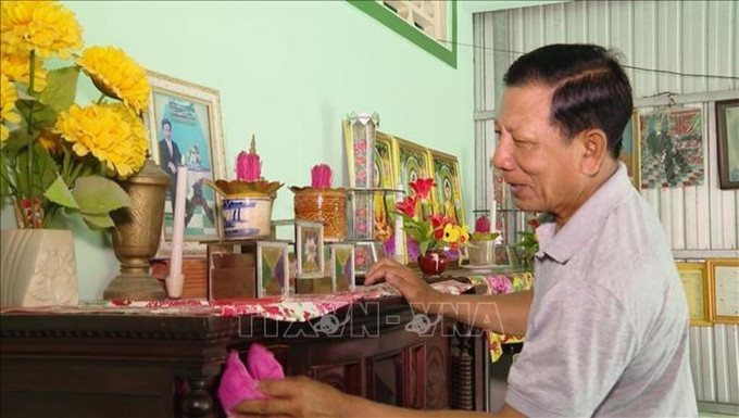 គ្រួសារខ្មែរនៅខេត្ត កាម៉ៅ សម្អាតហឹងដើម្បីដាក់តាំងផ្លែឈើ និងសំណែនដល់បុព្វការីជន 122104-potal-dong-bao-khmer-ca-mau-phan-khoi-don-le-sene-dolta-stand-3.jpg