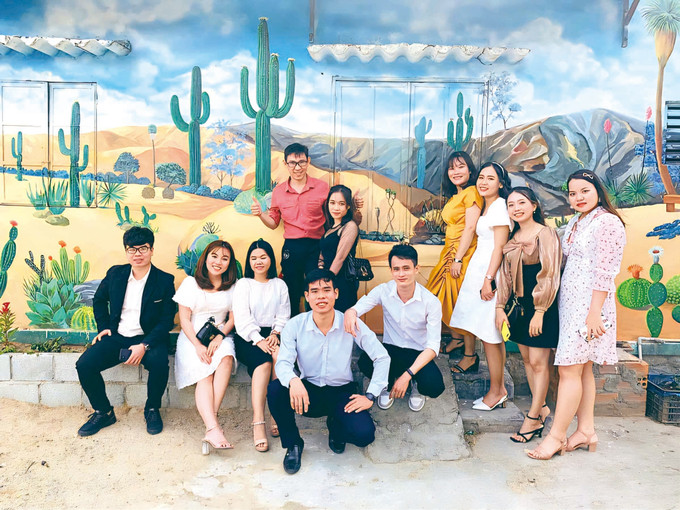 ភ្ញៀវទេសចរថតរូបឆែកអ៊ីននៅភូមិគំនូរគូរលើជញ្ជាំង ហនធៀន ឃុំ ស៊ន់ហាយ ខេត្ត ខាញ់ហ្វា 3-1.jpg
