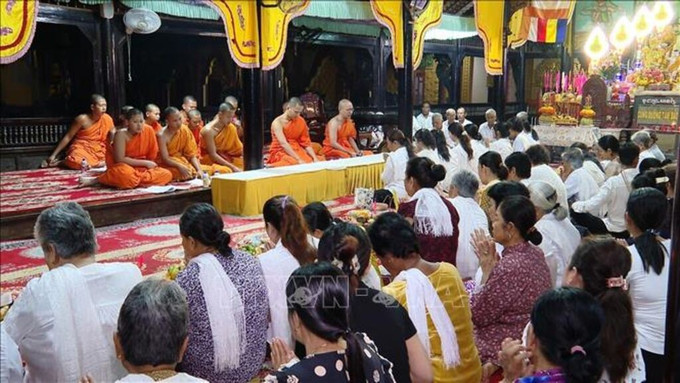 ក្នុងឱកាសសែនដូនតា ប្រជាជនខ្មែរតែងតែទៅវត្តដើម្បីស្តាប់ព្រះសង្ឃសម្តែងព្រះបរិត្ត និងប្រគេនចង្ហាន់ព្រះសង្ឃ 121351-potal-dong-bao-khmer-ca-mau-phan-khoi-don-le-sene-dolta-stand.jpg