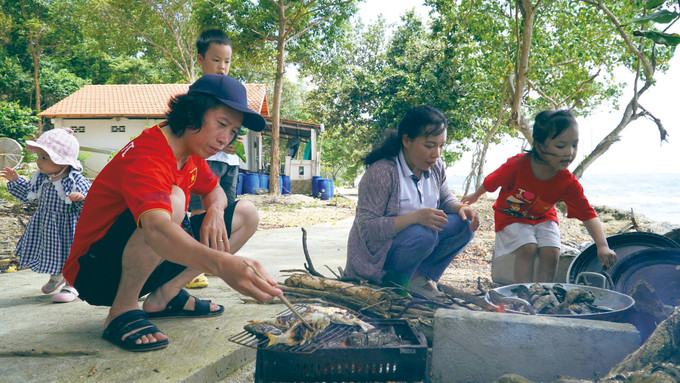 ភ្ញៀវទេសចរចម្អិនបណ្តាមុខម្ហូបជលផលសមុទ្រដែលចាប់បានដោយផ្តាល់ខ្លួននៅ កោះ ហាយតាក់ 2-5.jpg