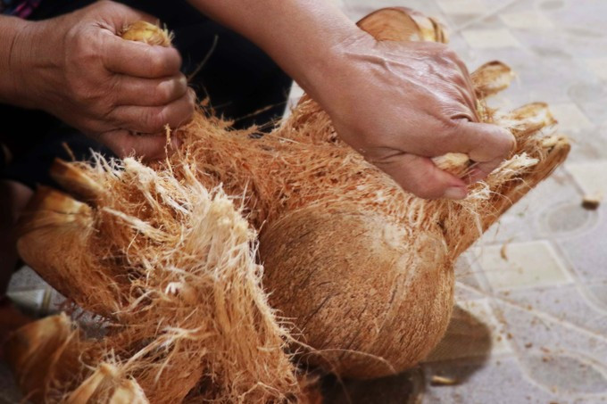 ចុងភៅច្រើនតែជ្រើសយកដូងទុំចាស់ល្មមសម្រាប់ពូតយកខ្ទិះដូង ធ្វើឱ្យសម្លមានរសជាតិម្លាន់ដិតធម្មជាតិ។ 04.jpg