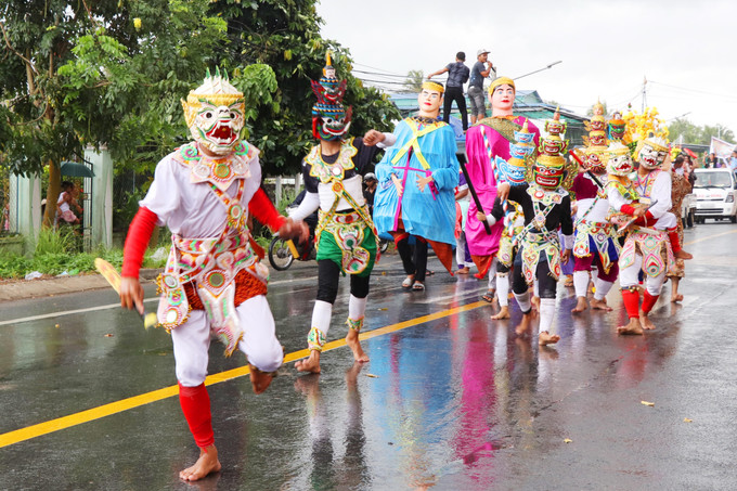 នាំមុខក្បួនដង្ហែកឋិនគឺក្រុមស្គរឆៃយ៉ាំនិងក្រុមរបាំយក្សដ៏រំភើបអ៊ូអរ រួមចំណែកដល់បរិយាកាសដ៏រស់រវើក និងញ៉ាំងពិធីបុណ្យកាន់តែអឹកធិក។ 2-kathina.jpg