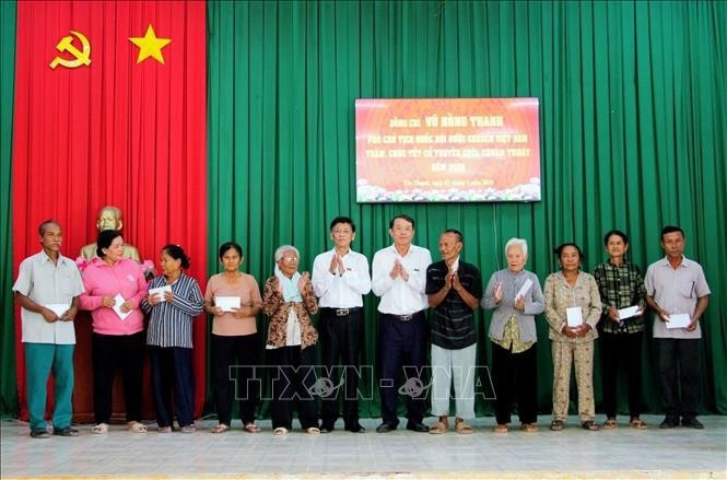 01-potal-doan-cong-tac-cua-quoc-hoi-tham-chuc-tet-chol-chnam-thmay-tai-can-tho-stand.jpg