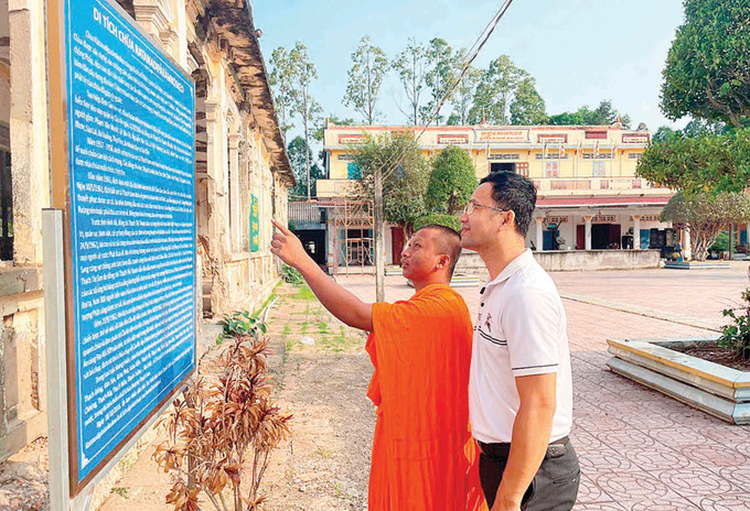 ព្រះសង្ឃនៅវត្ត អូរមិច ឃុំ ចូវដៀន ស្រុក កូវកែ (ខេត្ត ត្រាវិញ) មានសង្ឃដីកាអំពីយុទ្ធគុណដ៏អង់អាចក្លាហានរបស់វត្ត អូរមិច ក្នុងសម័យតស៊ូប្រយុទ្ធប្រឆាំង អាមេរិក សង្គ្រោះប្រទេសជាតិ chuyen-ve-nhung-ngoi-chua-khmer-5.jpg