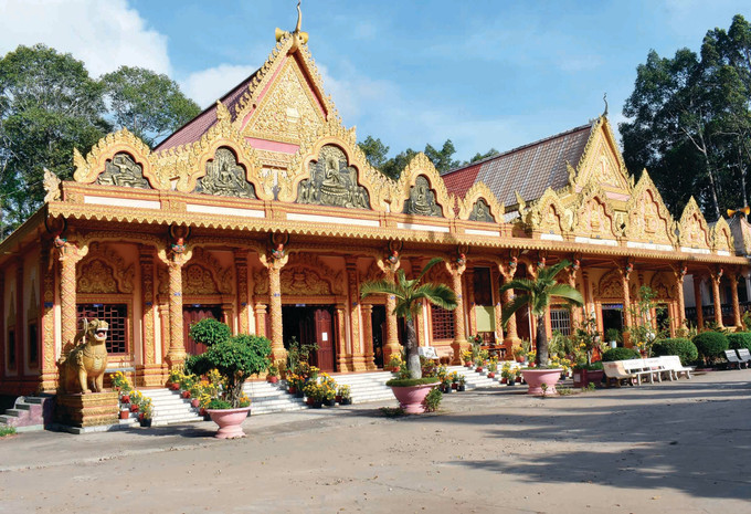 វត្ត ជ្រោយទឹម នៅសង្កាត់ ១០ ទីក្រុង សុកត្រាំង ធ្លាប់ជាមូលដ្ឋានដើម្បីកងកម្លាំងបដិវត្តន៍រៀបចំការវាយប្រហារ វាយឆ្មក់ បណ្តាលឱ្យខាតបង់យ៉ាងធ្ងន់ធ្ងរជាច្រើនដល់សត្រូវ រួមចំណែកដល់ជោគជ័យរួមក្នុងបុព្វហេតុបង្រួបបង្រួមប្រទេសជាតិ chuyen-ve-nhung-ngoi-chua-khmer-2.jpg