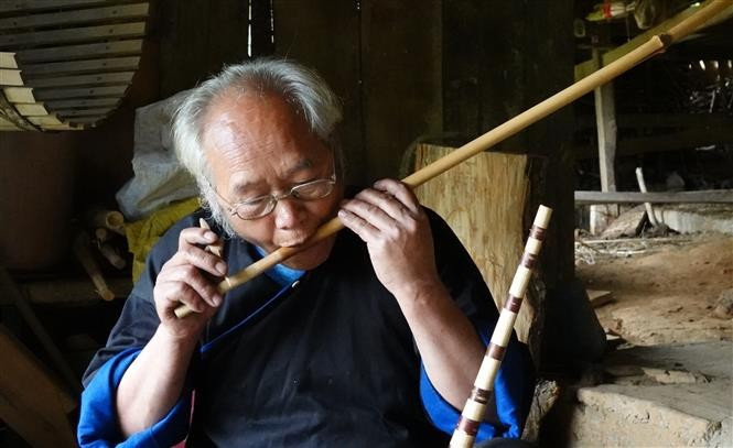 ដំណាក់ការមួយដ៏សំខាន់គឺកំណត់សំឡេងរបស់ឧបករណ៍ គែន គឺស្លឹកស្ពាន់។ ដូច្នេះហើយសិប្បករត្រូវសាកល្បងសំឡេងមុននឹងភ្ជាប់វាទៅនឹងបំពង់ឫស្សី potal-dac-sac-nghe-thuat-che-tac-khen-mong-o-vung-cao-lao-cai-8129155.jpg