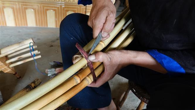 ដំណាក់ការជនជាតិ ម៉ុង ចងខ្សែលើឧបករណ៍ គែន potal-dac-sac-nghe-thuat-che-tac-khen-mong-o-vung-cao-lao-cai-8129159.jpg