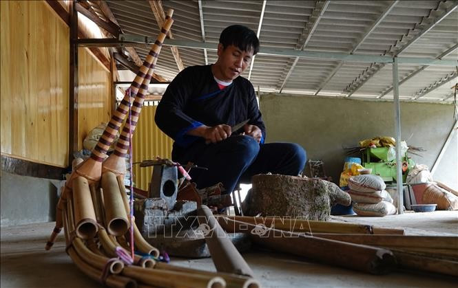 លោក ថាវ អាតួ ភូមិ ណា ហាងតូវ ឃុំ ភុងលួង ខេត្ត ឡាវកាយ ផ្សារភ្ជាប់ជាមួយឧបករណ៍គែន តាំងពីដើមទសវត្សរ៍ទី ៨០ potal-dac-sac-nghe-thuat-che-tac-khen-mong-o-vung-cao-lao-cai-stand.jpg