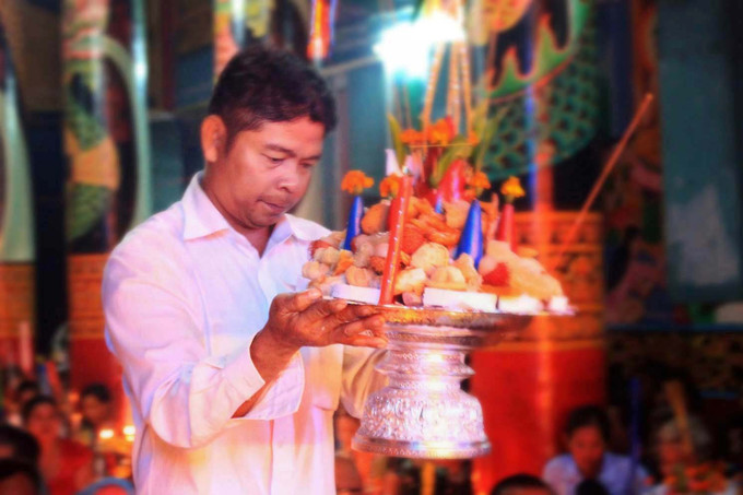 ពុទ្ធបរិស័ទនាំយកបាយបិណ្ឌមកកាន់ព្រះវិហារ។ ក្រោយពេលស្តាប់ព្រះសង្ឃសូត្រធម៌ចប់ បាយបិណ្ឌត្រូវបានយកទៅដាក់នៅជុំវិញក្រៅរបងព្រះវិហារ 2-bayben.jpg