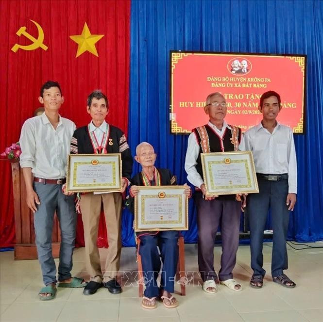 ជំនាន់បក្ខជនក្នុងគ្រួសារលោក អាម៉ាយ៉ាយ ទទួលគ្រឿងសម្គាល់ ៦០ ឆ្នាំ ៥០ ឆ្នាំនិង ៣០ ឆ្នាំក្នុងជួរបក្ស 2.jpg