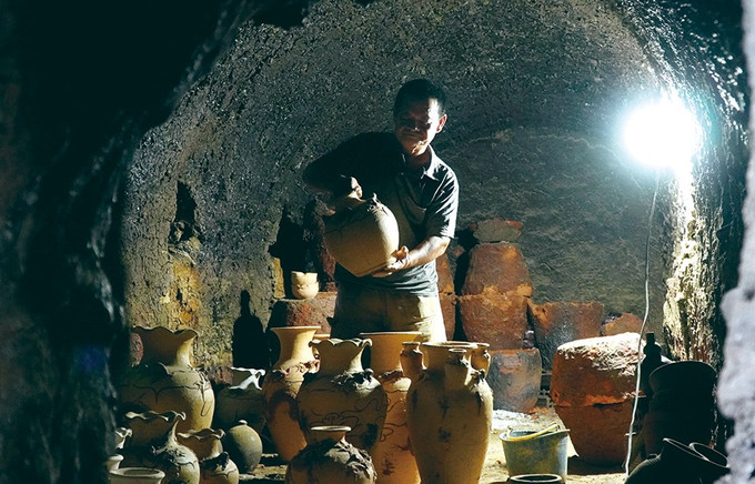 សិប្បករបង្កើតរូបរាងផលិតផលកុម្ភការភ័ណ្ឌប្រពៃណីពីវត្ថុធាតុដើមដីឥដ្ឋ 2-1.jpg