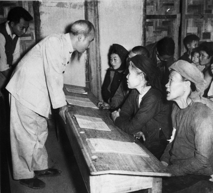 លោកប្រធាន ហូ ជីមិញ អញ្ជើញ សួរសុខទុក្ខថ្នាក់រៀនបំពេញវិជ្ជា របស់នារីពលករសង្កាត់ លឿងអៀន (ហាណូយ) ថ្ងៃទី ២៧ ខែ មីនា ឆ្នាំ ១៩៥៦។ 21-1.jpg