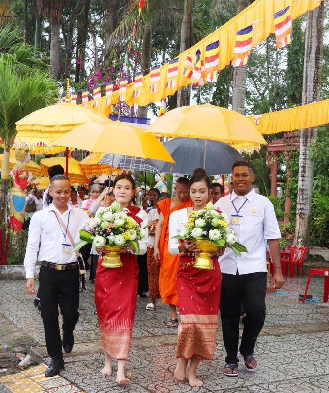 យុវជន យុវនារី និងព្រះសង្ឃស្វាគមន៍យ៉ាងឱឡារិកចំពោះក្បួនកឋិនដង្ហែចូលទៅវត្ត ទំនប់។ 3-kathina.jpg