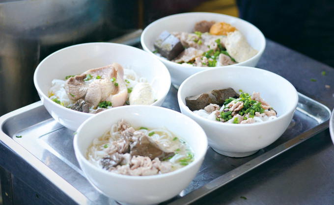 ទឹកសម្លរម្ងាស់ពីឆ្អឹងស្មងជើងគោ ដាក់បន្ថែមផ្អកកាពិបន្តិច ស្លឹកគ្រៃបានបង្កើនក្លិនឈ្ងុយឆួលបន្ថែម ដ៏ទាក់ទាញសម្រាប់នំបញ្ចុកសាច់គោ ហ្វេ at-1-1.jpg