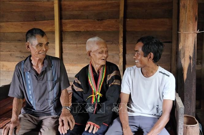 លោក អាម៉ាយ៉ាយ (កណ្តាល) ជាមួយនឹងកូនប្រសាទាំង ២ រូបជាលេខាសាខាបក្សដំបូងបង្អស់របស់និគម ម៉ាយ៉ាយ លោក បា វ៉ាន់ហើម (ខាងឆ្វេង) និងលេខាសាខាបក្សនិងជាប្រធាននិគម ម៉ាយ៉ាយ លោក ឡា អអា 4.jpg