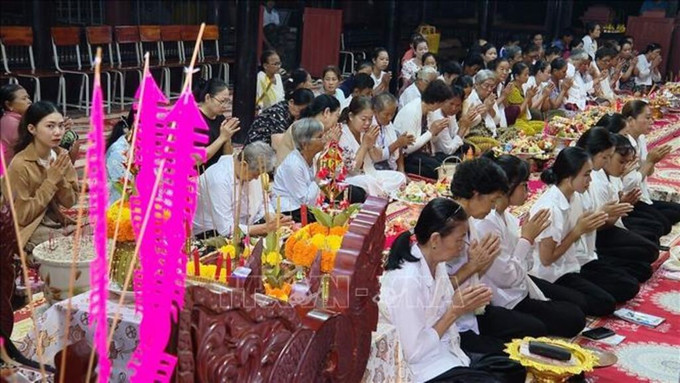 ពិធីបុណ្យសែនដូនតា គឺជាពិធីបុណ្យដ៏សំខាន់មួយប្រចាំឆ្នាំរបស់ប្រជាជនខ្មែរ បង្ហាញពីភាពកតញ្ញូតាធម៌របស់កូនចៅ និងមនុស្សរស់នៅចំពោះបុព្វការីជន ជីដូនជីតា និងញាតិកាដែលបានចែកឋានទៅហើយ 121929-potal-dong-bao-khmer-ca-mau-phan-khoi-don-le-sene-dolta-stand-2.jpg