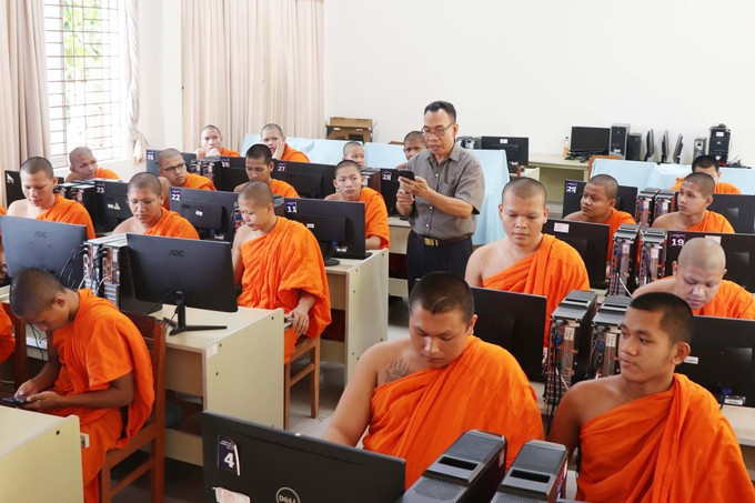 ក្នុងម៉ោងរៀនវិញ្ញាសាបាលី-ខ្មែរ សមណសិស្សប្រើប្រាស់កម្មវិធីឌីជីថលដើម្បីឆែកមើល ធ្វើឲ្យការរៀនកាន់តែងាយស្រួល និងមានប្រសិទ្ធភាព។ 3-img-3128.jpg