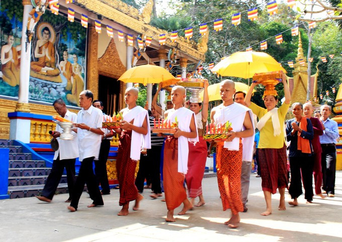 តាមទំនៀមទំលាប់ យុវជនជនជាតិ ខ្មែរ នៅពេលឈានចូលពេញវ័យកាលណាតែងតែចូលវត្តបួសក្នុងរយៈពេលប្រកត់ប្រជាណាមួយ ដើម្បីបង្ហាញពីភាពកតញ្ញូចំពោះឪពុកម្តាយ ហើយគោរពដឹងគុណចំពោះអ្នកចិញ្ចឹមបីបាច់ខ្លួន។ រូបថត៖ សឺន ហេង img-9521.jpg