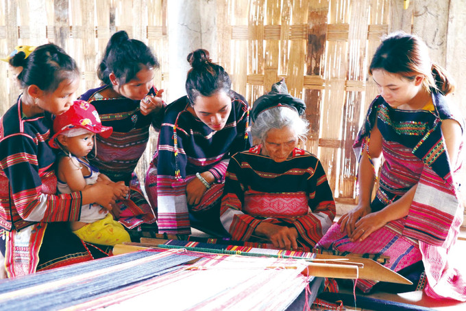 សិប្បការិនី ឌិញ ធីពួត អាយុ ៨០ ឆ្នាំ ភូមិតម្បាញ ពើណាង ឃុំ គឺវអាន (ខេត្ត យ៉ាឡាយ) បង្ហាត់បង្រៀនរបរត្បាញរបស់នារី បាណា ឲ្យកូនចៅ ជំនាន់ក្រោយ។ 20.jpg