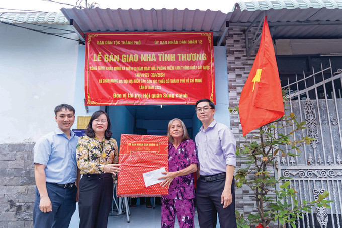 នាយករដ្ឋមន្រ្តីនៃរដ្ឋាភិបាលទទួលស្គាល់ជាកេរដំណែលជាតិពិសេសប្រគល់ជូនផ្ទះមេត្តាធម៌អោយលោកស្រី ង្វៀន ធូយុងលីអាន ជនជាតិ ចាម នៅសង្កាត់ តឹនធើយហៀប ខណ្ឌ ១២ (ទីក្រុង ហូ ជីមិញ) tphcm-doi-moi-sau-ngay-giai-phong-mien-nam-15.jpg